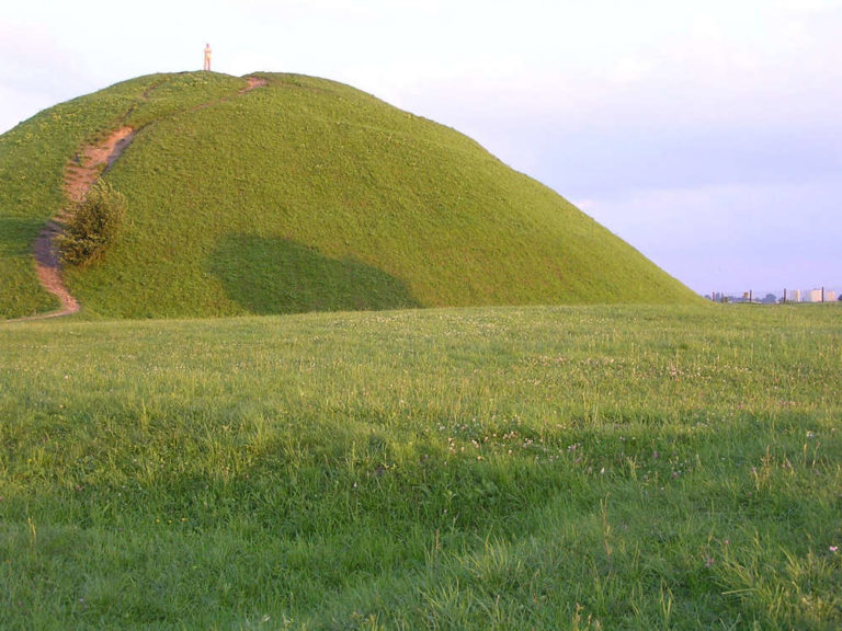 Read more about the article This Is the Intriguing Story Behind the Mysterious Krakus Mound