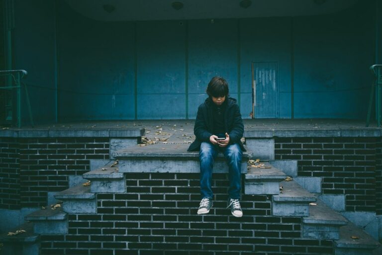 Read more about the article 15 Painful Signs You Were the Least-Favorite Child for Your Parents