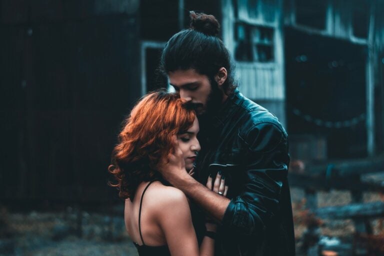 Read more about the article 10 Subtle Signs a Man Loves You Deeply